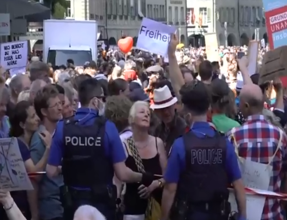 EVROPA USTAJE: Antikorona protesti u Cirihu, Bernu, St Galenu, ali i Nirnbergu i Minhenu (FOTO/VIDEO)